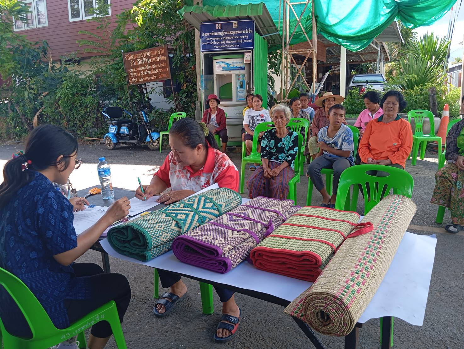 พช.พิมาย ส่งเสริมสนับสนุนผู้ผลิต/ผู้ประกอบการ นางวิลัย มูลธรรม ขึ้นทะเบียนผลิตภัณฑ์ OTOP เสื่อพับจากกก บ้านตลาดประดู่ หมู่ 3 ตำบลกระชอน อำเภอพิมาย จังหวัดนครราชสีมา