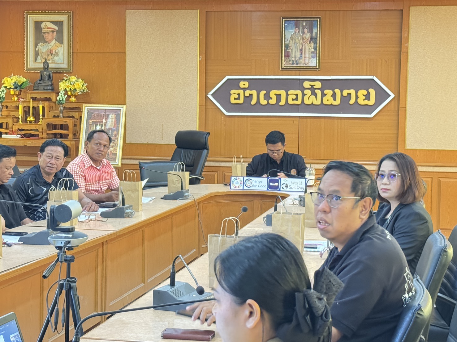 พช.พิมาย ร่วมประชุมการดำเนินโครงการพัฒนาศักยภาพทีมปฏิบัติการขจัดความยากจนและพัฒนาคนทุกช่วงวัยอย่างยั่งยืนตามหลักปรัชญาของเศรษฐกิจพอเพียง