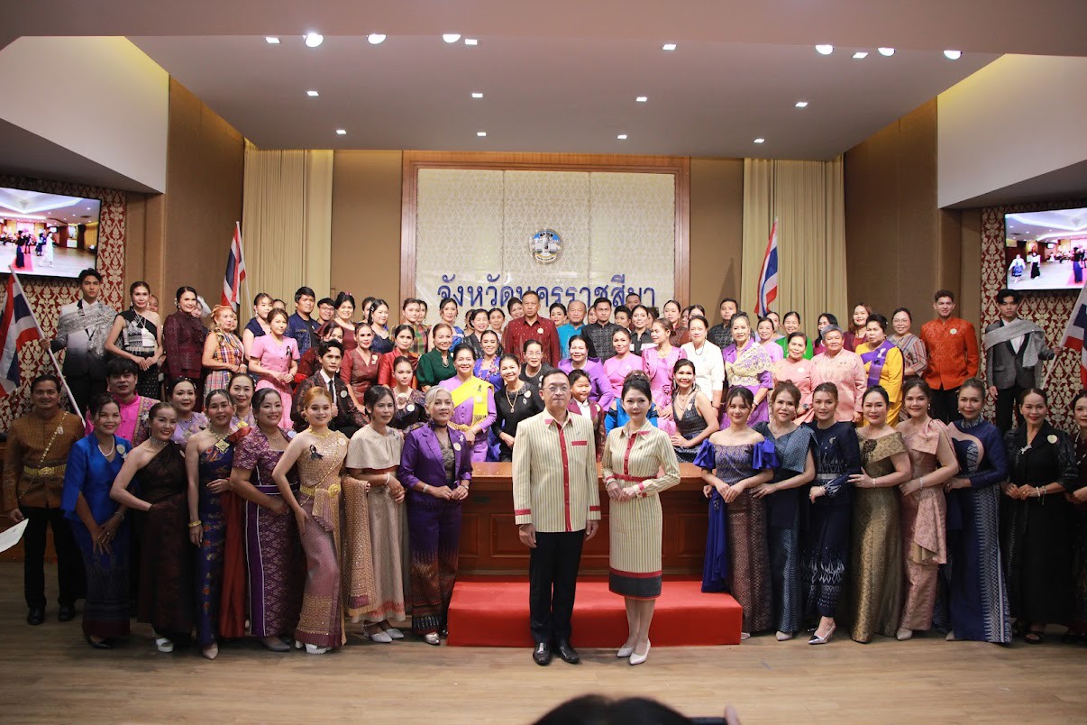 พช.พิมาย นำทีมเครือข่าย กลุ่ม องค์กร เข้าร่วมกิจกรรมการเดินแบบผ้าไทยการกุศล "สืบสานพระราชปณิธานด้วยใจภักดิ์ อัตลักษณ์ภูษาศิลป์ ผ้าไทยถิ่นเมืองโคราช" เนื่องในงานวันฉลองชัยชนะท้าวสุรนารี ประจำปี 2569