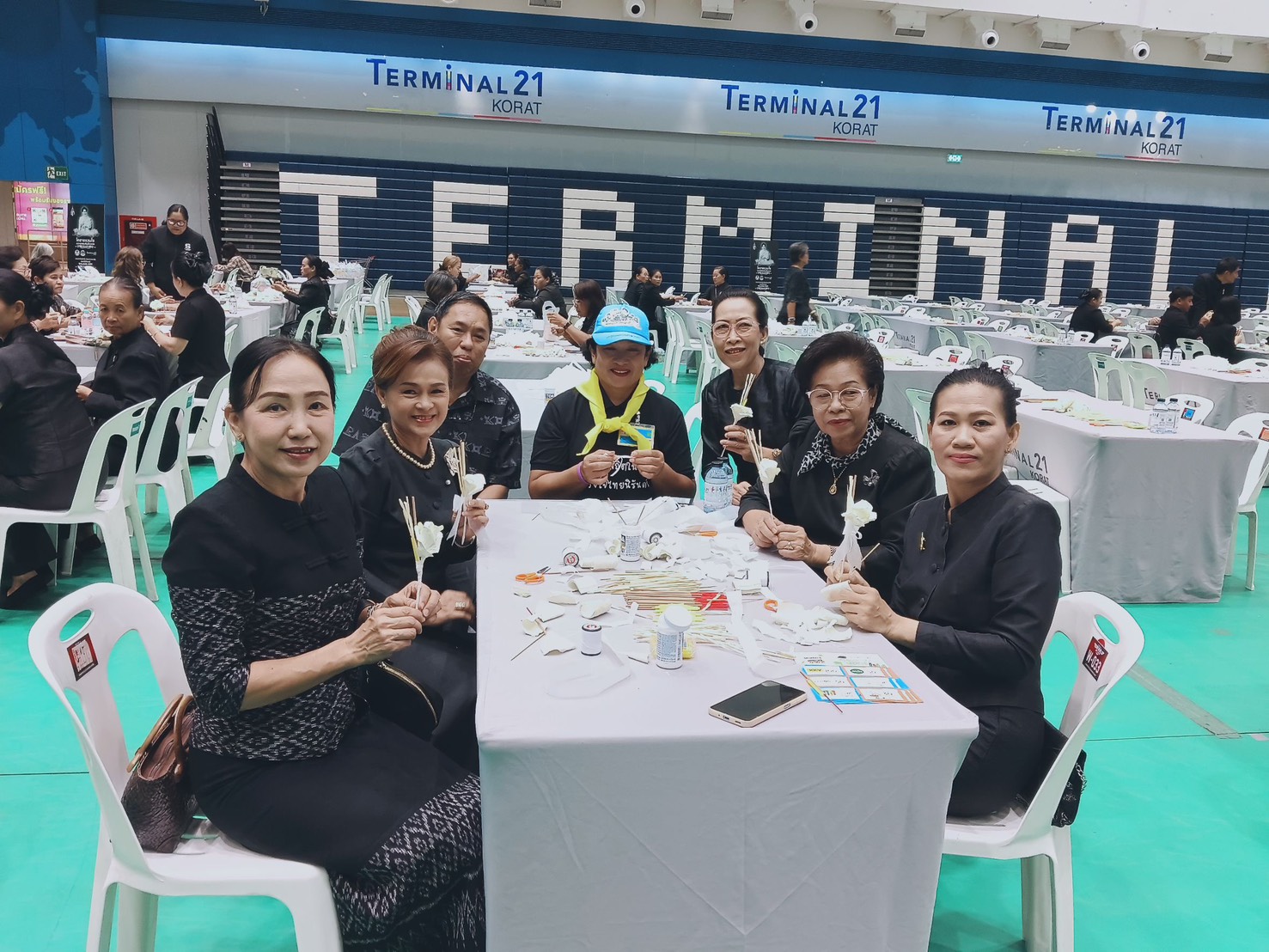 พช.พิมาย พร้อมด้วยเครือข่ายสตรีอำเภอพิมาย ร่วมกิจกรรมจิตอาสาประดิษฐ์ดอกไม้จันทน์ น้อมสำนึกในพระมหากรุณาธิคุณ สมเด็จพระบรมราชชนนีพันปีหลวง